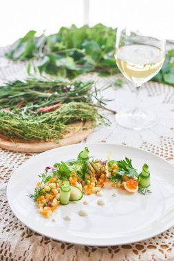 Beyaz tabak ve bardak beyaz şarap tablo, hizmet veren geleneksel olivier salata yakın çekim