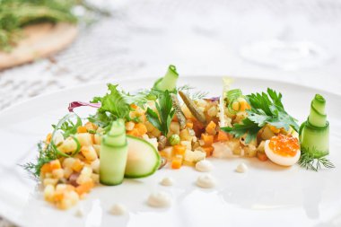 Beyaz plaka üzerinde hizmet veren geleneksel olivier salata yakın çekim