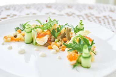 Beyaz plaka üzerinde hizmet veren geleneksel olivier salata yakın çekim