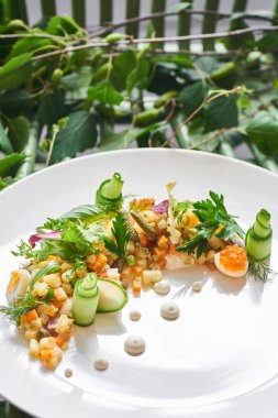 Beyaz plaka üzerinde hizmet veren geleneksel olivier salata yakın çekim