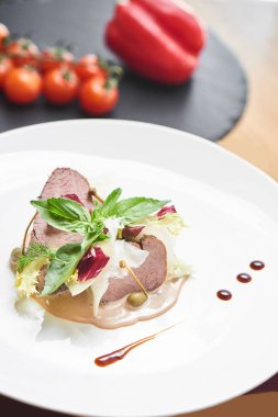 Hizmet üzerinde beyaz tabak biftek mantar ve demi glace sosu