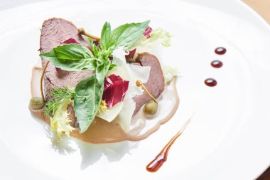 Hizmet üzerinde beyaz tabak biftek mantar ve demi glace sosu