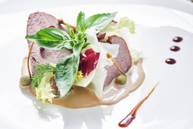 Hizmet üzerinde beyaz tabak biftek mantar ve demi glace sosu