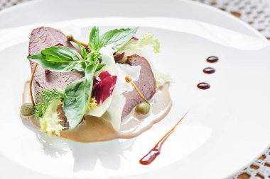 Hizmet üzerinde beyaz tabak biftek mantar ve demi glace sosu