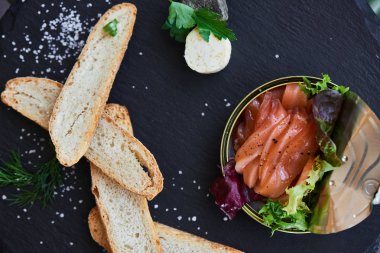 taş masa, teneke ve gevrek baget dilimleri içinde somon yakın çekim