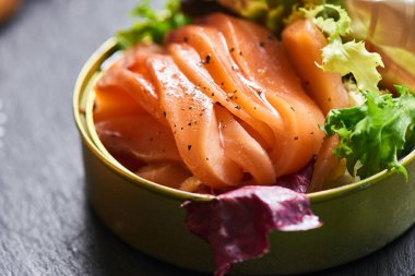 Teneke taş gemide içinde somon yakın çekim