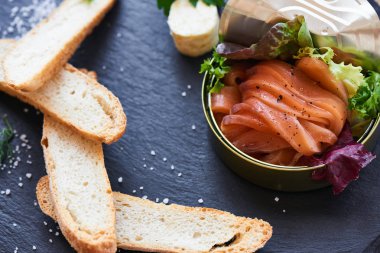 taş masa, teneke ve gevrek baget dilimleri içinde somon yakın çekim