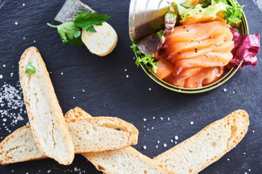 taş masa, teneke ve gevrek baget dilimleri içinde somon yakın çekim