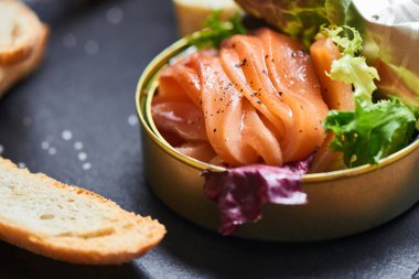 taş masa, teneke ve gevrek baget dilimleri içinde somon yakın çekim