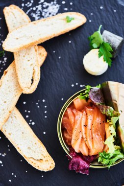 taş masa, teneke ve gevrek baget dilimleri içinde somon yakın çekim