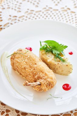 Kiev tavuğu kırıntıları parmesan soslu kızarmış ve beyaz tabakta dijon hardal ile patates püresi