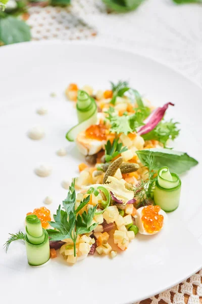 Salade Olivier Traditionnelle Servie Sur Assiette Blanche Gros Plan — Photo