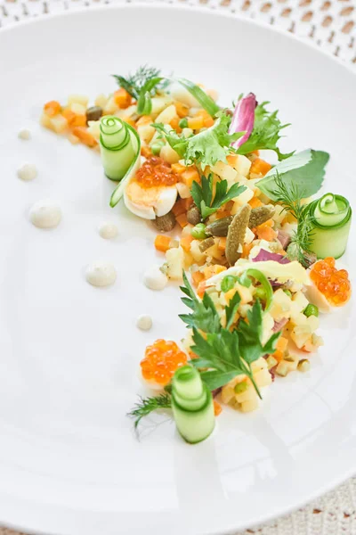 Traditionele Olivier Salade Serveren Witte Plaat Close — Stockfoto
