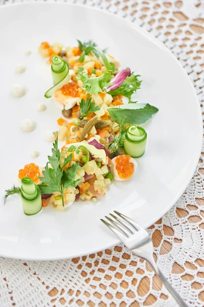 Beyaz plaka üzerinde hizmet veren geleneksel olivier salata yakın çekim