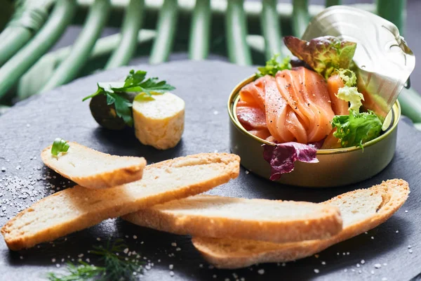 taş masa, teneke ve gevrek baget dilimleri içinde somon yakın çekim