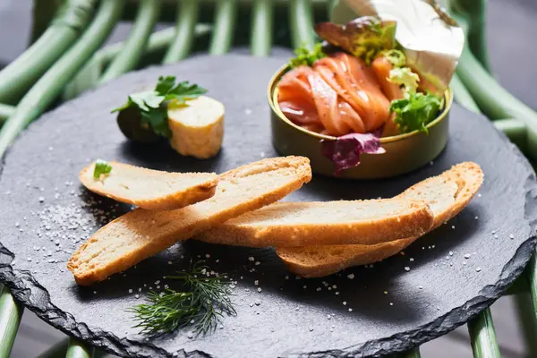 taş masa, teneke ve gevrek baget dilimleri içinde somon yakın çekim