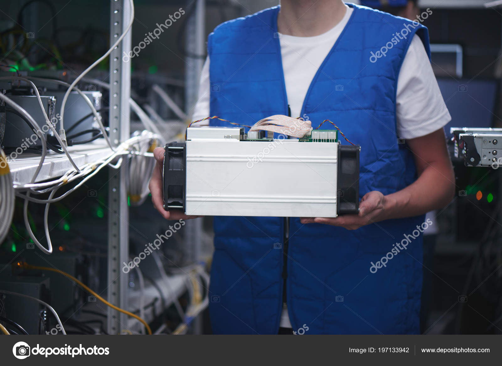 Minería Hombre Trabaja Una Granja Criptomonedas Sostiene Equipos Minería  Bitcoin — Foto de stock #197133942 © amixstudio