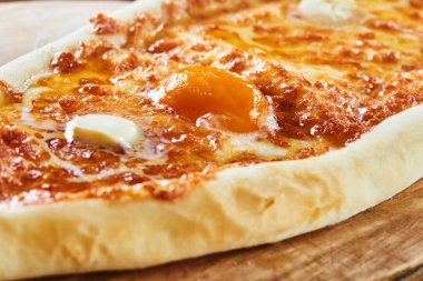 Acara lezzetli geleneksel tekne ahşap gemide hizmet peynir ve yumurta ile yakın çekim