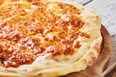 Geleneksel khachapuri peyniri ile servis ahşap masa üzerinde yakın çekim