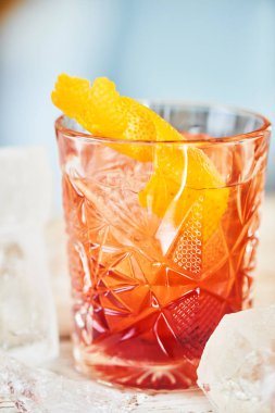 Alkollü Negroni vermut ve likör cin ve cam ölçek narenciye kabuğu ile oluşan kokteyl