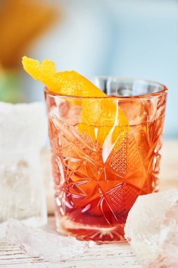 Alkollü Negroni vermut ve likör cin ve cam ölçek narenciye kabuğu ile oluşan kokteyl