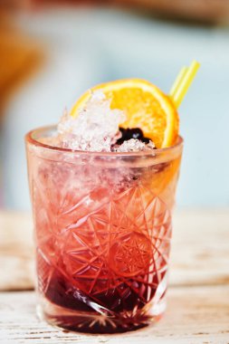 Alkollü kokteyl üzümü ahşap masa üzerinde cam ölçek likör ve taze limon suyu ile oluşan 