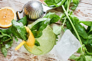 Ahşap masa üzerinde buzlu cam kabı smash alkollü kokteyl fesleğen