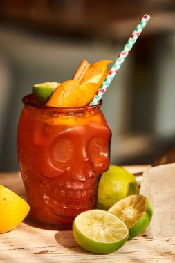 Alkollü zombi pelin ve kafatası şeklinde cam kızılcık ve greyfurt suyu ile ev yapımı baharatlı ROM oluşan kokteyl 