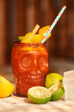 Alkollü zombi pelin ve kafatası şeklinde cam kızılcık ve greyfurt suyu ile ev yapımı baharatlı ROM oluşan kokteyl 