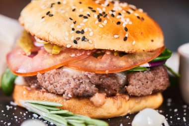 hamburger eti köftesi ve Peynirli sebzeli taş tahtaya hizmet yakın çekim