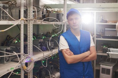 Madencilik. Kripto birimlerinin çıkarılması için bir çiftlikte çalışan bir adam. Bitcoin iş