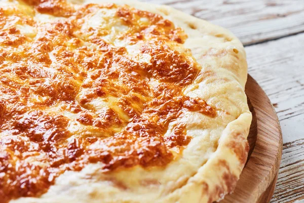 Traditionella Khachapuri Med Ost Serveras Träskiva Närbild — Stockfoto