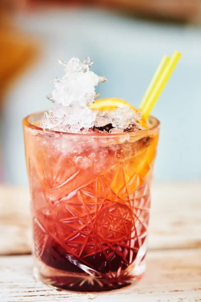 Alkollü kokteyl üzümü ahşap masa üzerinde cam ölçek likör ve taze limon suyu ile oluşan 