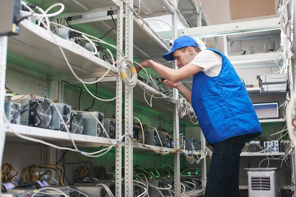 Minería Hombre Trabajando Una Granja Para Extracción Monedas Criptográficas Negocio —  Fotos de Stock