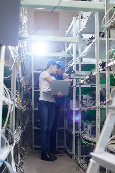 Erkek ve kadın kripto para birimleri çıkarılması için çiftlikte. Bitcoin incelemesi