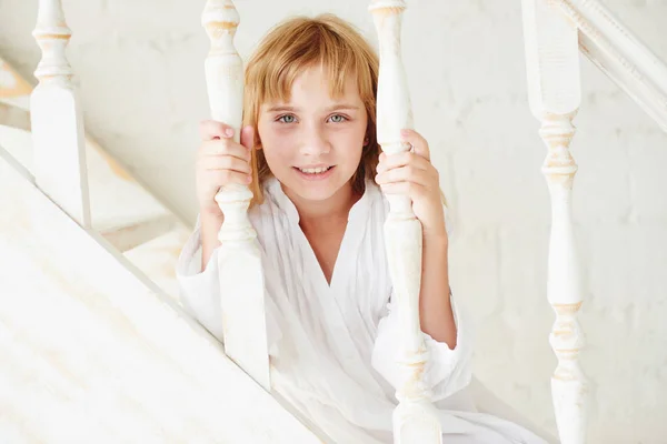 Carino Sorridente Ragazza Accappatoio Bianco Guardando Fotocamera Mentre Seduto Una — Foto Stock