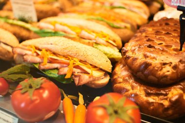 Susam pastırmalı ve havuç ticaret sayaçta Peynirli börek ekmek oluşan çizburger serpilir