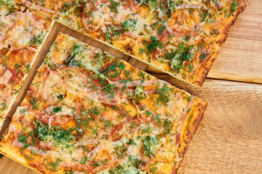 Geleneksel pizza jambon, peynir ve domates ile Yeşiller closeup ile serpilir