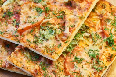 Geleneksel pizza jambon, peynir ve domates ile Yeşiller closeup ile serpilir