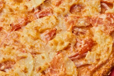 Ananas ve peynirli jambon ile pişmiş pizza