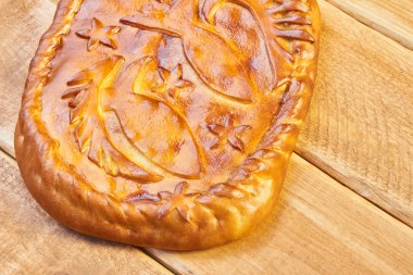 Pasta balık pasta ahşap bir masaya aittir