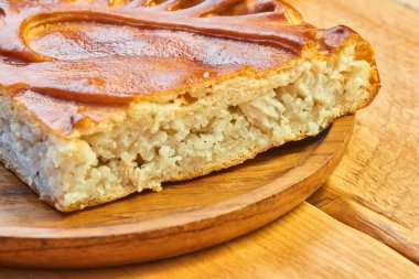 Dilim pasta balık pasta pilav ile ahşap bir tabak içinde yalan söylüyor