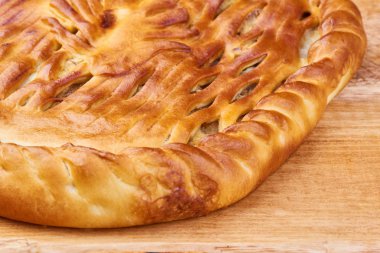 Ahşap bir masa üzerinde elma pasta dolması