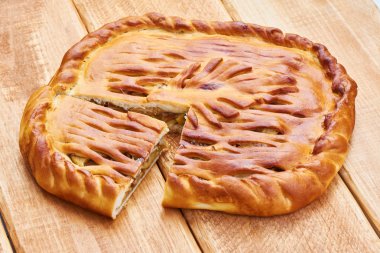 Ahşap bir masa üzerinde elma pasta dolması