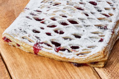 Onların Kiraz ahşap bir masa üzerinde dolu pasta