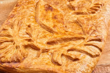 Ahşap bir masa somon pasta dolması