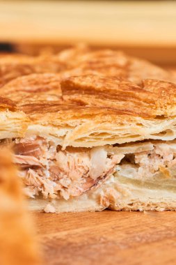 Somon ahşap bir plaka üzerinde bir parça kek dolması