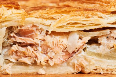 Somon ahşap bir plaka üzerinde bir parça kek dolması