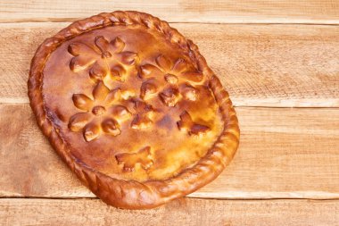 Tavuk pasta ahşap bir tablo doldurma
