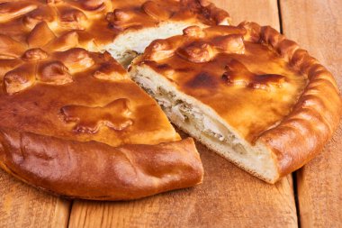 Tavuk pot pasta ahşap bir masa üzerinde kesmek